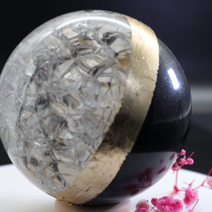 Stein und Glaskugel Kunstobjekt, Basalt mit Kristallglas mit 24 Karat Blattgold